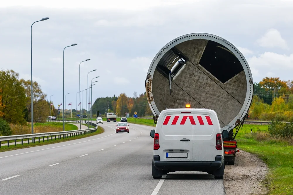 Schwertransporter-mit-Begleitfahrzeug