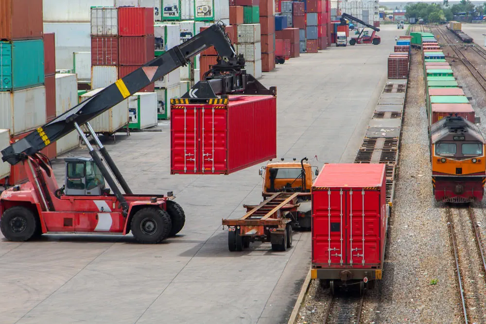 Versand von Containern vom Lager zum Dock