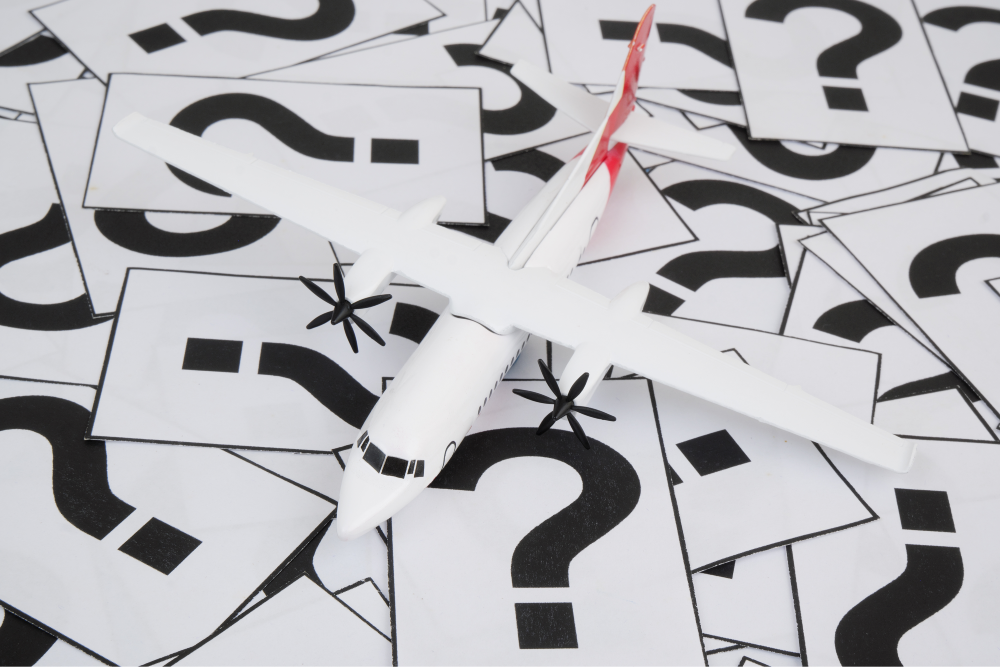 Luftfrachtkonzept_ Flugzeugmodel und Fragezeichen