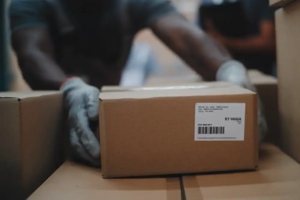 Arbeiter entladen Kartone