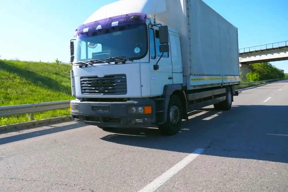 LKW-Transport Großer LKW mit Lastanhaenger